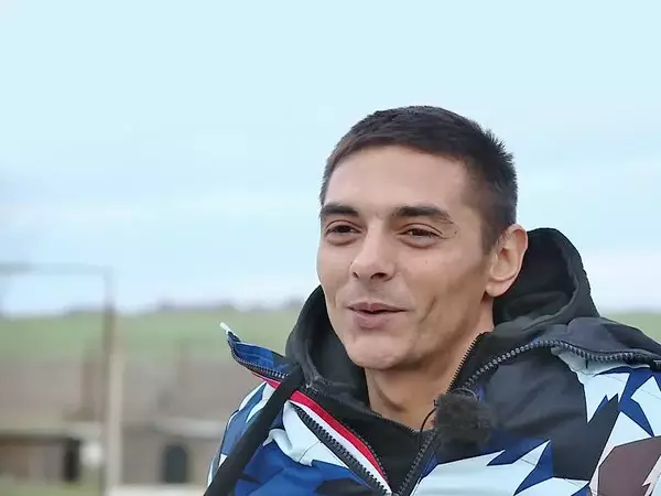 Популярен танцьор в инвалидна количка помага на бездомните кучета в приюта в Каменар