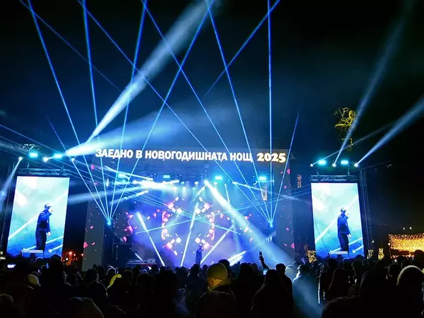 Хиляди посрещнаха Нова година в центъра на Варна