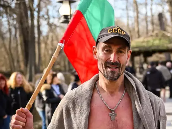 55-годишен французин стигна пръв до Богоявленския кръст в Девня