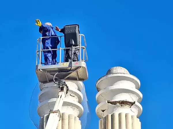 Покриха с метална мрежа колоните на входа на Морската градина