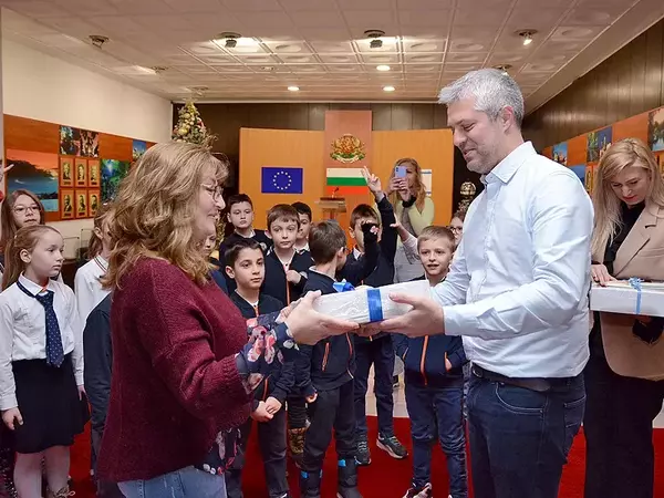 Кметът на Варна благодари на деца, помогнали на бездомните кучета в приюта в Каменар