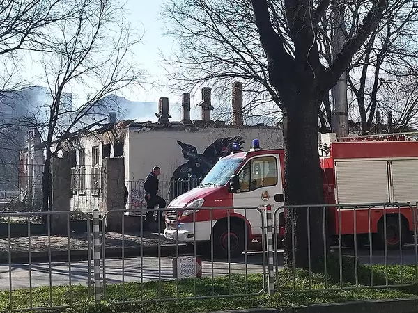 Отново горя бившето Помощно училище във Варна