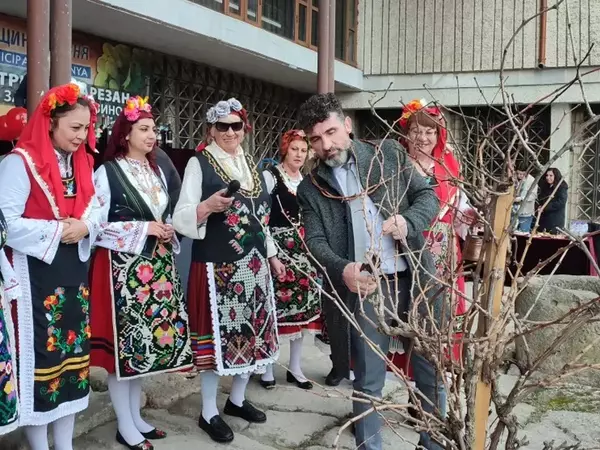 С конкурс за домашно вино празнуваха Трифон Зарезан в Девня