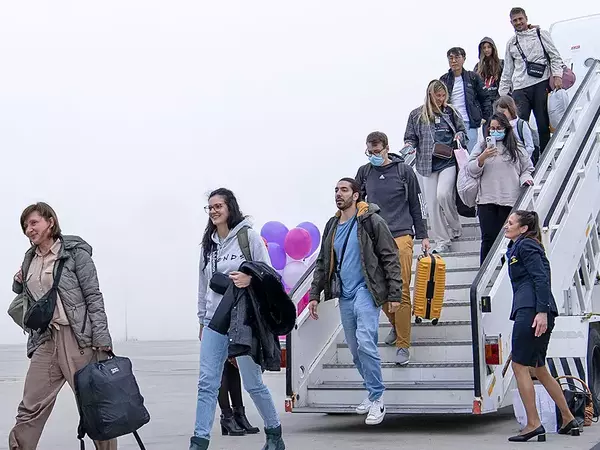 На летище Варна: Посрещнаха тържествено първия полет от Абу Даби