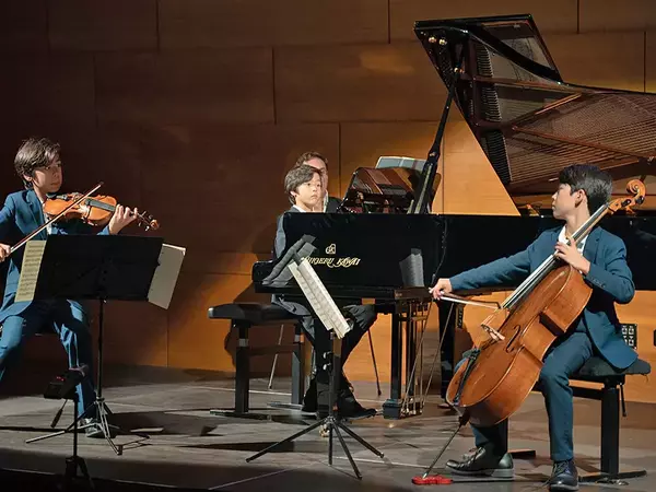 Диригентът Росен Гергов и тримата му синове със специален концерт във Варна