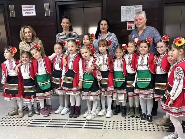 Малки лазарки посетиха Общината