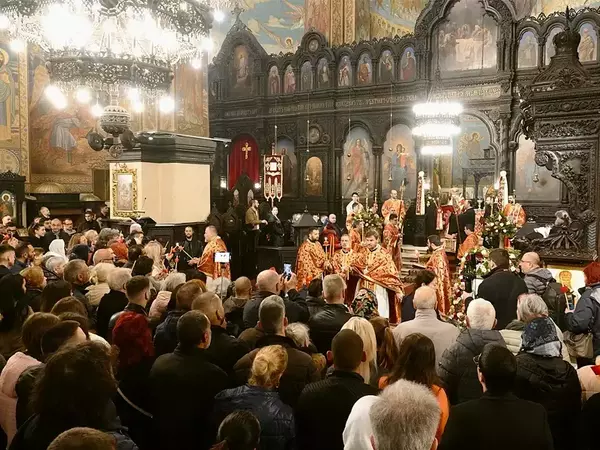 Варненци изпълниха Катедралния храм "Свето успение Богородично" за Великден