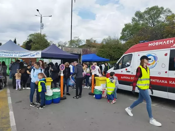 Пред катедралата във Варна: Събират капачки и стотинки в помощ на детското здравеопазване
