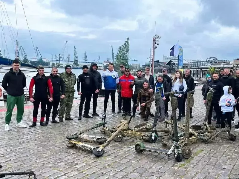 Водолази извадиха 10-ина тротинетки край варненската Морска гара