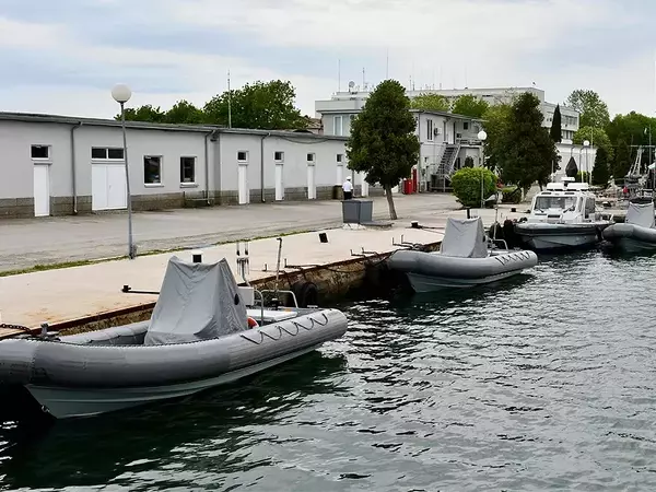 Военни моряци преминаха курс за управление на бързоходни лодки