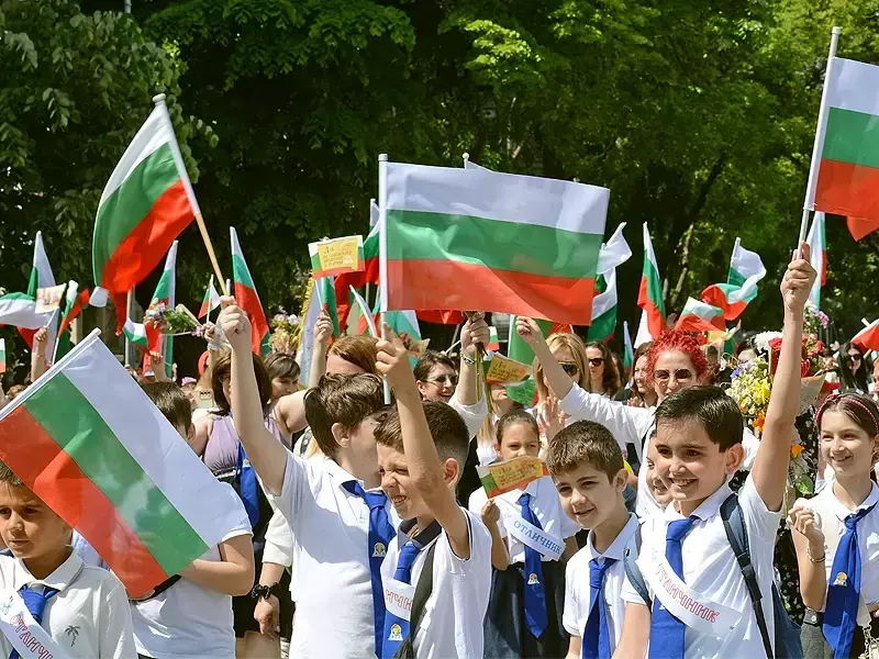 На 24 май във Варна: Хиляди се включиха в празничното шествие