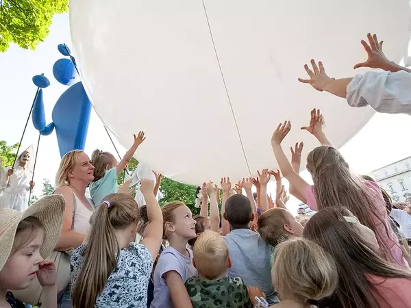 За деня на детето: Огнено шоу и артисти на кокили в центъра на Варна