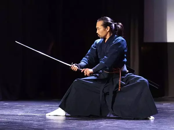 Изкуството за боравене със самурайски мечове представят на Международния летен лагер по бойни изкуства край Варна