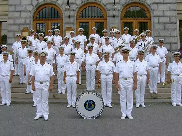 Представителният духов оркестър на ВМС изнася концерти на входа на Морската градина
