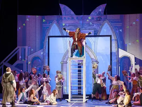 Хитовият спектакъл "Парижката Света Богородица" отново на сцената на Летния театър във Варна