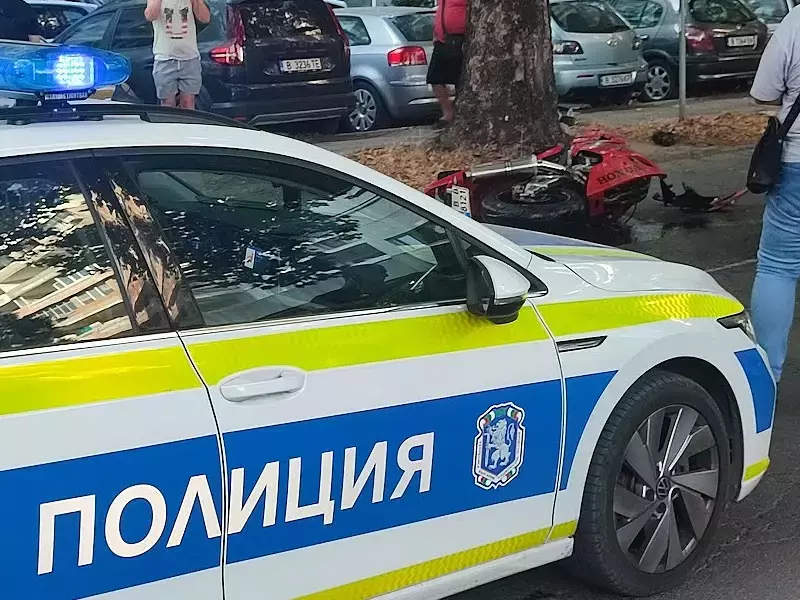 Мотор и два автомобила се сблъскаха на ключова улица във Варна
