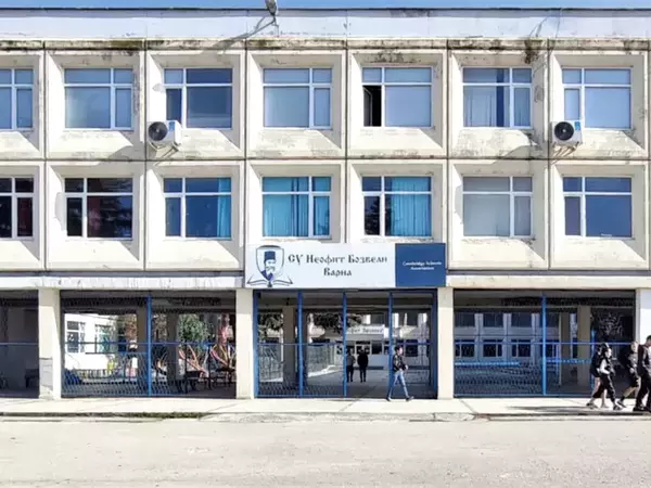 Задържани са двама ученици, запалили огън в двора на СУ Неофит Бозвели