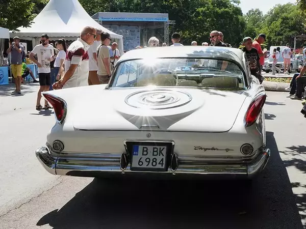 Представиха над 120 ретро коли в конкурс за елегантност във Варна