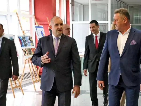Президентът Радев във Варна: Равният достъп до качествено образование е предизвикателство пред младите хора в България