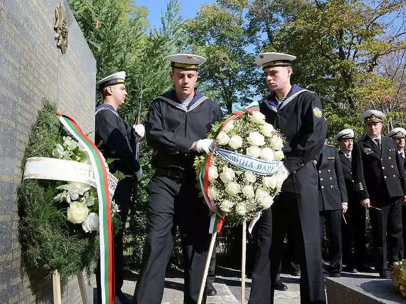 На Архангелова задушница: Военни моряци почетоха паметта на загиналите за свободата на България