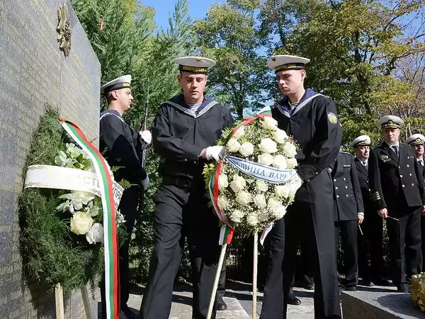 На Архангелова задушница: Военни моряци почетоха паметта на загиналите за свободата на България