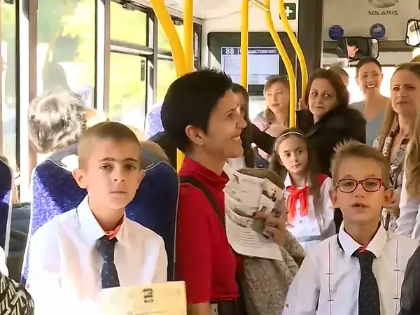 Ученици рецитираха стихове в градския транспорт във Варна