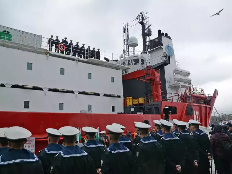 Корабът "Св. св. Кирил и Методий" отплава на четвъртата си полярна експедиция
