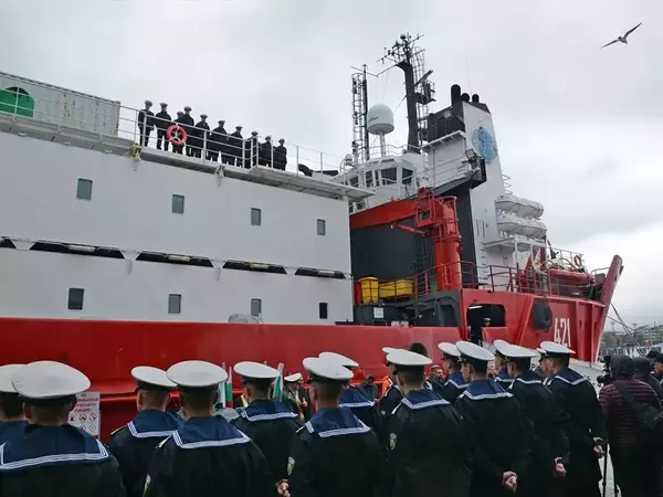 Корабът "Св. св. Кирил и Методий" отплава на четвъртата си полярна експедиция