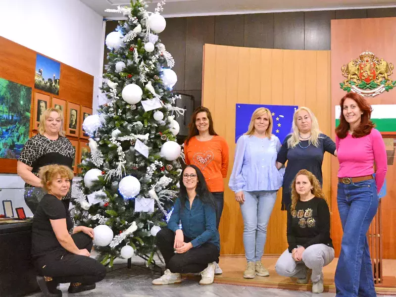 За втора поредна година: Eкипът на ДГ "Детски свят" украси 2 етажа в Община Варна