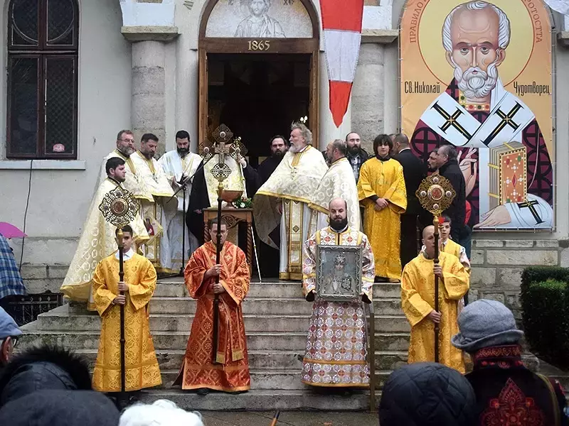 С военен ритуал и молебен за здраве отбелязаха Никулден във Варна