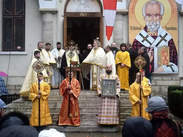 С военен ритуал и молебен за здраве отбелязаха Никулден във Варна