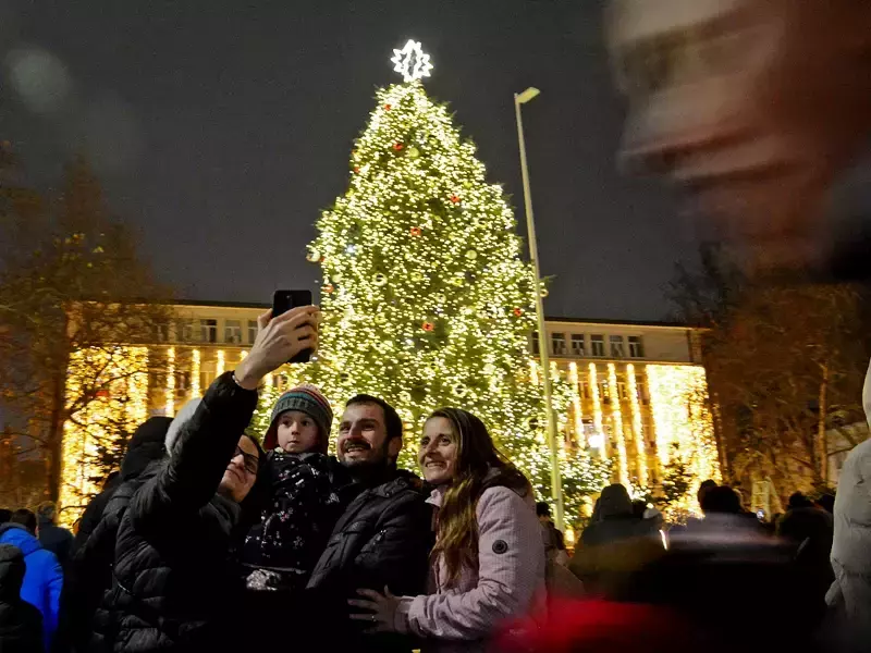 Коледната елха във Варна заблестя