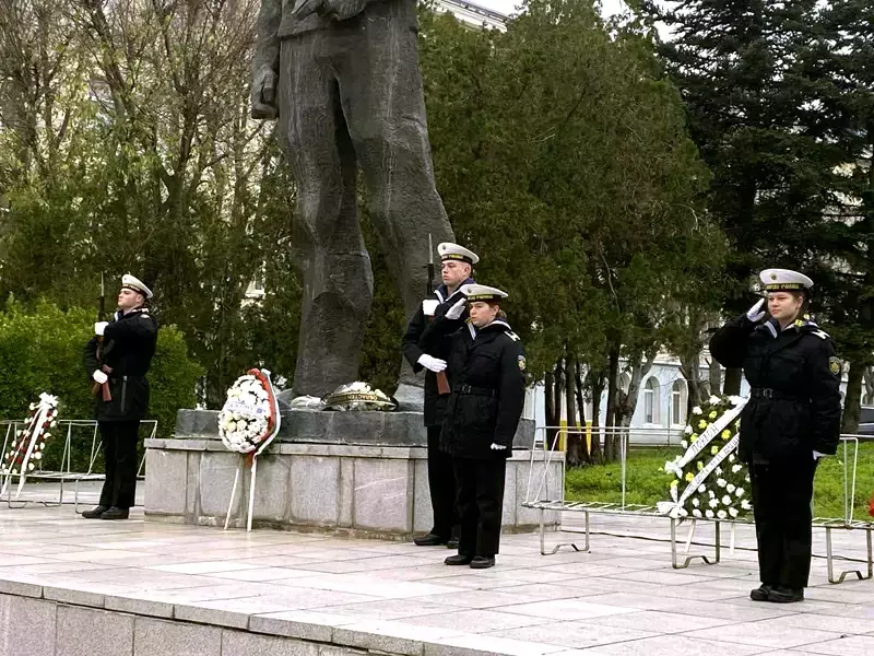 116 години от рождението на Вапцаров отбелязаха в Морско училище във Варна