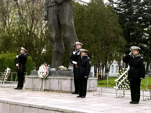 116 години от рождението на Вапцаров отбелязаха в Морско училище във Варна