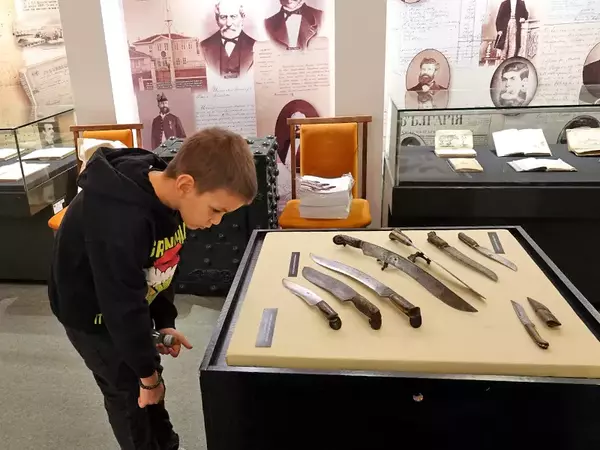 Изложба "Намерена памет: Смилянските ножове – мъжките бижута на Родопите" гостува в Музея на Възраждането във Варна