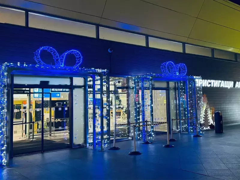 Коледният дух завладя Летище Варна