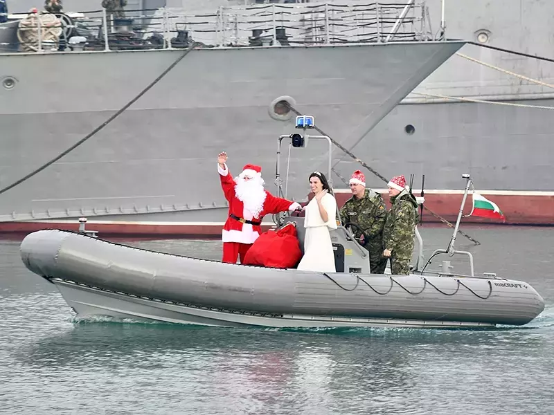 Дядо Коледа и Снежанка пристигнаха във Варна по море