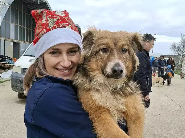 Над 100 любители на животните дариха радост на бездомни кучета