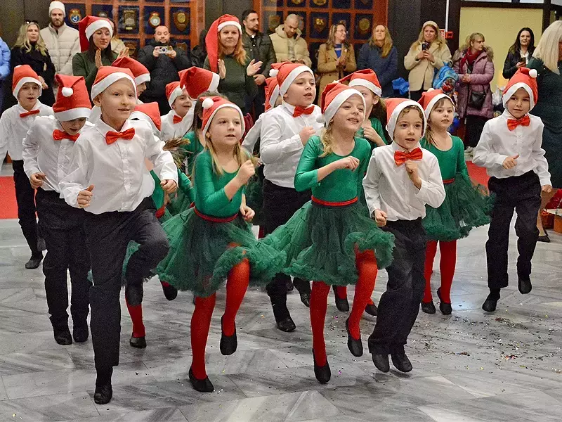 Детски коледни танци донесоха празнично настроение в Общината