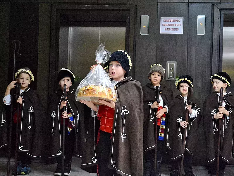 Коледарски песни огласиха Община Варна