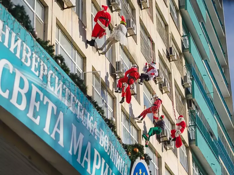 Дядо Коледа изненада малките пациенти в УМБАЛ "Света Марина" във Варна