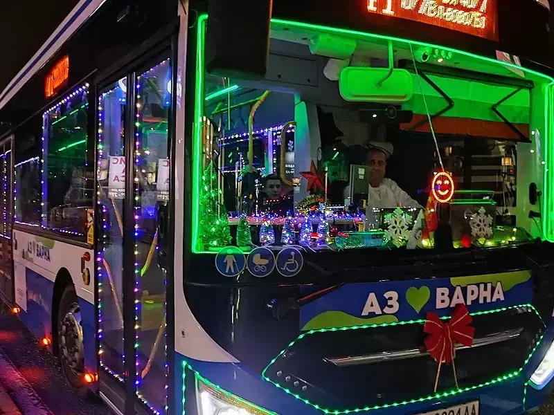 Вандали посегнаха на украсата в коледния автобус във Варна