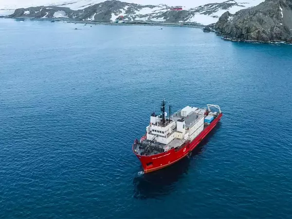 Българският научноизследователски кораб достигна остров Ливингстън