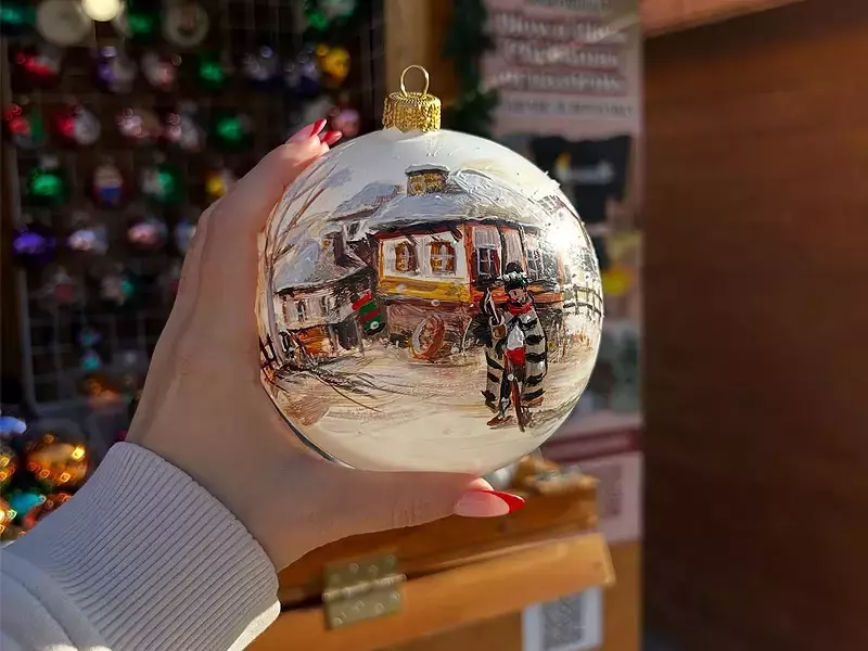 В Белослав е жива традицията на ръчно изваяните стъклени украшения за елха