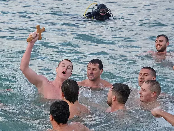 За по-малко от минута: Ватерполист от Враца “спаси” кръста на Богоявление във Варна