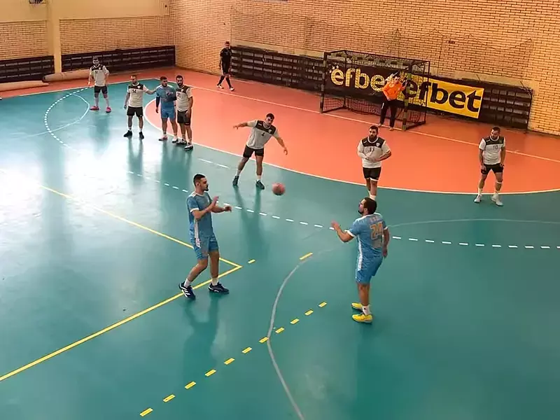 Хандбалистите на Спартак и НСА завършиха наравно в София