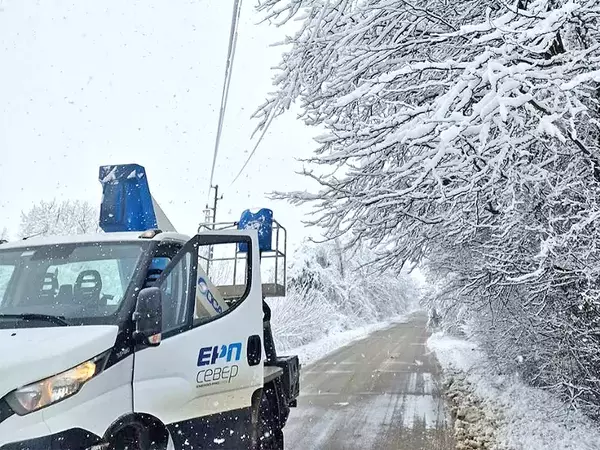 Заради сложната зимна обстановка: Екипи на енергото се борят с множество аварии в Североизточна България