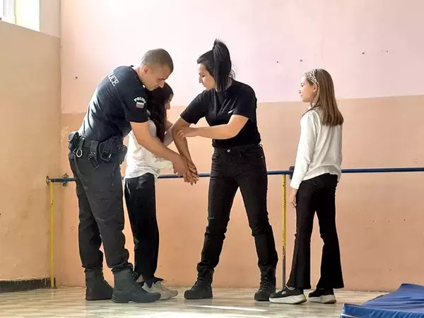 Служители на МВР демонстрираха на варненски четвъртокласници умения за лична защита