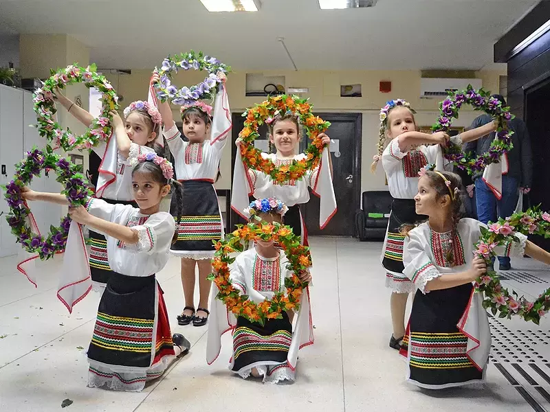 Малки лазарки огласиха с песни Община Варна