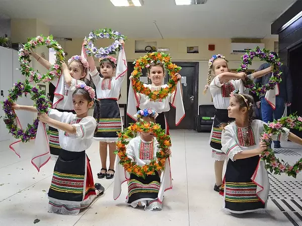 Малки лазарки огласиха с песни Община Варна